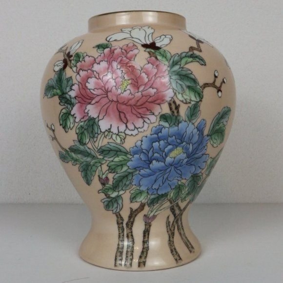 Retro-Vintage Genuine Porcelain Hand-Painted Ornate Flower Vase (Macau 70s)